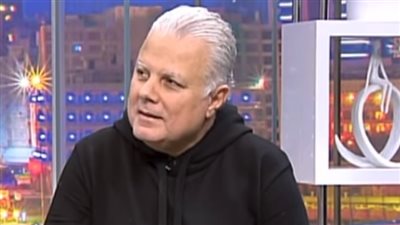 ملحن ومنتج لبناني يهين عمرو دياب ويصفه بـ«الأزعر» (فيديو)