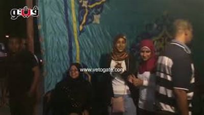 شباب يرقصون على أنغام «بشرة خير» أمام لجنة انتخابية بأسوان (فيديو)