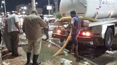 سحب مياه الصرف الصحي بطريق النصر في الغردقة (صور)