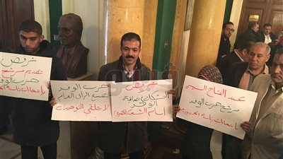 المعترضون على ترشح البدوي يرفعون لافتات «السيسي مرشح الوفد»