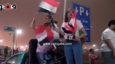 فتاتان تتحديان العاصفة الترابية بوصلة رقص في ميدان التحرير (فيديو)