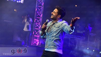 حماقي يبدأ حفل الجامعة الأمريكية بأغنية «نفسي ابقى جنبه»