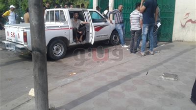 تعطل سيارة تسليم أسئلة الثانوية العامة أمام لجنة بالجيزة (صور)