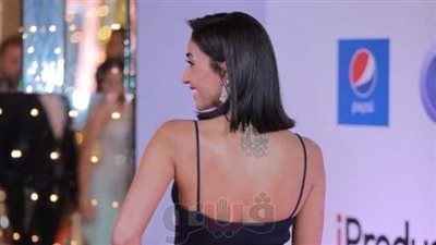 «تاتو» على ظهر دينا الشربيني بمهرجان الجونة باسم ألبوم «الهضبة» الجديد