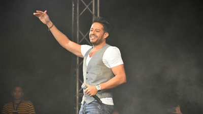 مجنون حماقي يفاجئه على مسرح حفل الجامعة الأمريكية