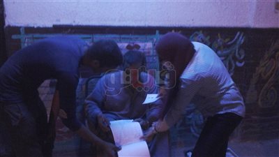 قاض يصر على النزول لـ«معاق» للإدلاء بصوته في انتخابات الرئاسة