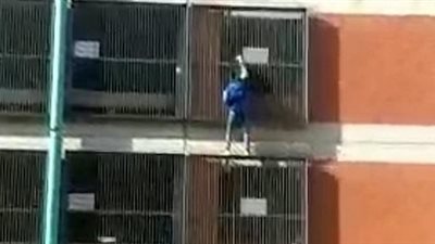 فتاة تتسلق مبنى 8 طوابق بيديها العاريتين (فيديو وصور)