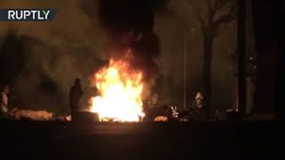 لحظة اشتباكات الشرطة مع المعارضين في فنزويلا (فيديو)