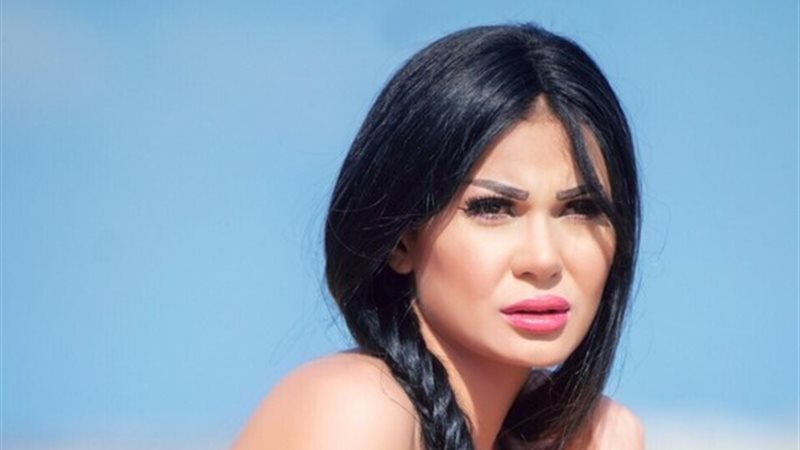 الفنانة الشابة منى