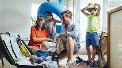 شاهد كيف وضعت امرأة ملابس 4 أفراد لأسبوع في حقيبة واحدة (صور)