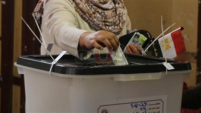ناخبة تهرول إلى لجنة انتخابات: أحمد موسى بيقول فيه غرامة ٥٠٠ جنيه