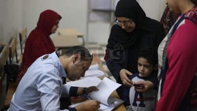 توافد الناخبين على لجنة بـ«عين شمس» رغم العاصفة الترابية