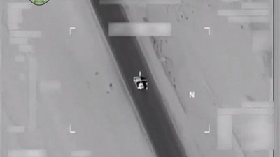 بالفيديو.. لحظة تفجير سيارة يقودها دواعش بصاروخ في العراق