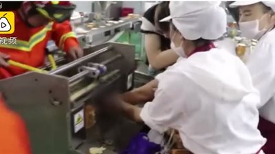 بتر أصابع امرأة بسبب آلة تقطيع الخبز (فيديو )