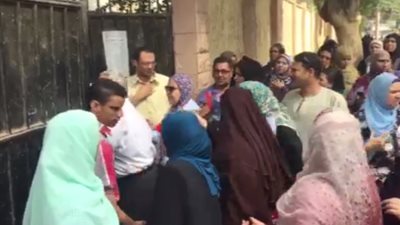 مشادات بين أولياء الأمور وأمن مدرسة بسبب تأخر دخول الطالبات (فيديو)