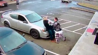 لص يفشل في سرقة سيارة من داخل محطة الوقود بأمريكا (فيديو)