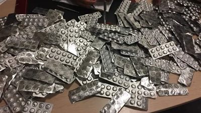 ضبط 3900 قرص مخدر بحوزة عاملين في مطار القاهرة