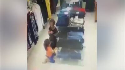 بالفيديو.. لحظة سرقة طفلة محل ملابس بمساعدة شقيقتها الصغيرة