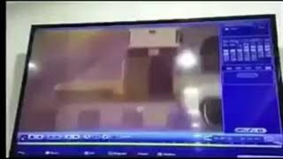 بالفيديو.. متهور يصدم سيارة ويتسبب في إصابة امرأة بالسعودية