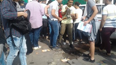 طلاب مدرسة الجيزة يدخلون اللجان بـ«الشورت والبنطلون المقطع»