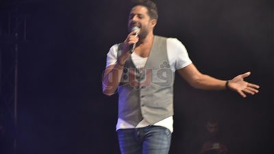 حماقي يغني «3 دقات» في حفل الجامعة الأمريكية