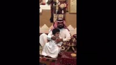 بالفيديو.. شاهد ماذا فعل سعودي في ابنه الذي يحمل اسم «تميم»