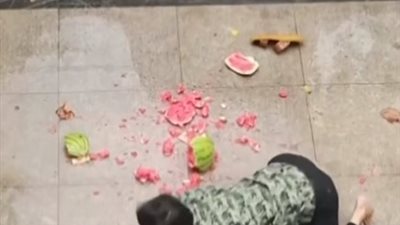 بطيخة تحرج رجلا مرتين (فيديو)