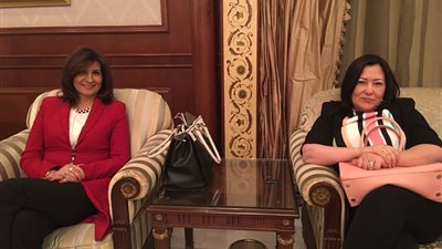 وزيرة الهجرة تصطحب لجنة طبية للكشف على حالات الدمج في الكويت