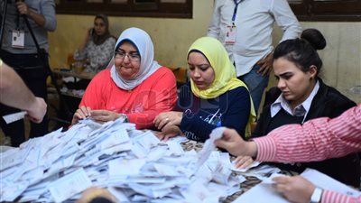 المؤشرات الأولية لأول ساعة فرز.. «السيسي» يتصدر نتائج التصويت.. والأصوات الباطلة تهزم موسى مصطفى موسى.. حضور ضعيف لمنافس الرئيس.. والنتيجة النهائية الإثنين المقبل