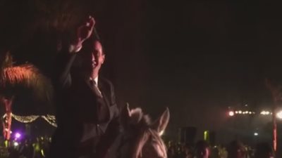 بالفيديو.. أحمد السقا يرقص بالحصان في حفل زفاف نجل عمرو عرفة