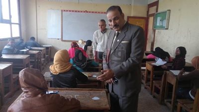 وكيل «تعليم بني سويف» يتفقد لجان الإعدادية بمدارس إهناسيا (صور)