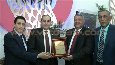 بالصور.. محافظ سوهاج يكرم أبو الوفا عضو اتحاد كرة القدم