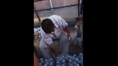 بالفيديو.. مصري يبيع زجاجات المياه الغازية بعد تبديل الغطاء بسبب الدقائق المجانية