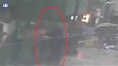 لقطات صادمة لرجل يلقي طفلين حديثي الولادة بالقمامة (فيديو)