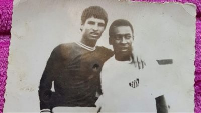 صورة قديمة تجمع مصطفى يونس وبيليه في السبعينيات