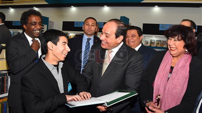 السيسي يشارك الأطفال الرسم والحوار بجناح معرض الكتاب (صور)