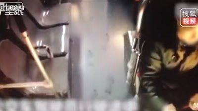 لقطات مروعة للحظة مصرع سائق حافلة تعرض لحادث (فيديو)