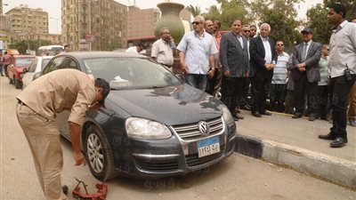 بالصور.. محافظ القاهرة يقود حملة لكلبشة السيارات المخالفة بنفق شبرا
