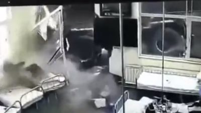 شاحنة عملاقة تقتحم غرفة المرضي بمستشفي ( فيديو)