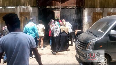 بالصور.. أولياء الأمور يقدمون المياه والعصائر لأبنائهم بلجان «المنيرة»