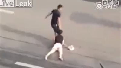 رد فعل صادم لضابط مرور مع رجل يسحل ويجر امرأة من شعرها في طريق( فيديو)