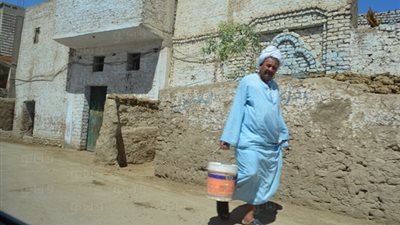 بالصور.. أهالي قرى «دشنا ونجع حمادي» يبحثون عن «نقطة مياه»
