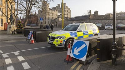 بالصور.. رفع حالة التأهب الأمني أمام المنشآت الحيوية في بريطانيا