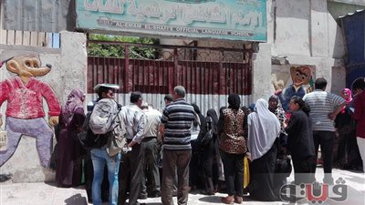 بالصور.. أولياء أمور طلاب الثانوية بالغربية يطمئنون على أبنائهم