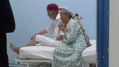 شاهد.. تصرف امرأة عجوز مع زوجها المريض يشعل «فيس بوك»