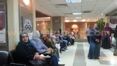 إقبال كثيف من المواطنين على فروع البنوك قبل عطلة عيد الأضحى