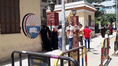 تجمع أولياء الأمور أمام لجان الثانوية في دمياط قبل انتهاء الامتحان