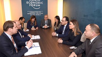 رئيس الوزراء يلتقى رئيس البنك الأوروبي لإعادة الإعمار والتنمية في دافوس