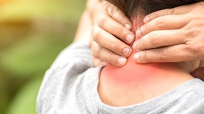 أسباب آلام الرقبة والمفاصل وعلاجها (فيديو)