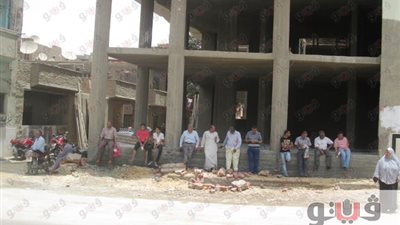 بالصور.. «قلق وتوتر» أولياء الأمور أمام اللجان ببني سويف